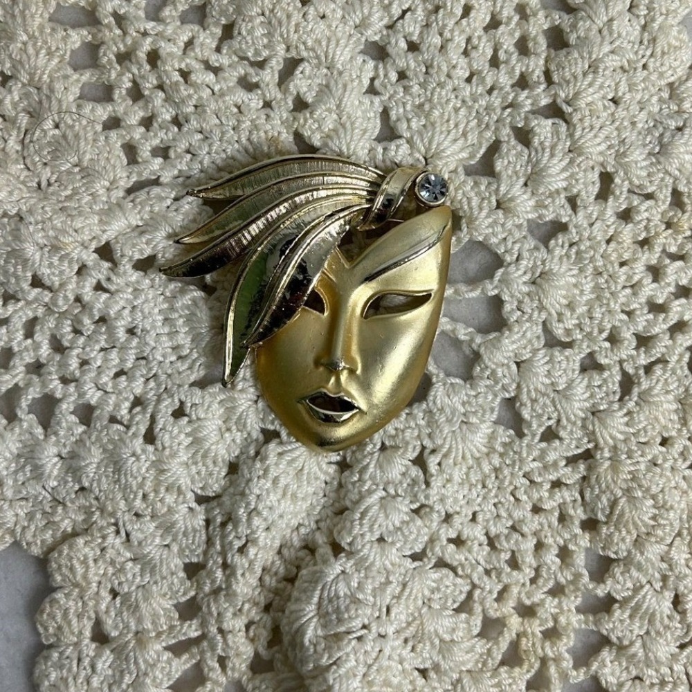 Vintage Masquerade Venetian Mask Brooch Gold Tone Rhinestone Theater Carnival OS